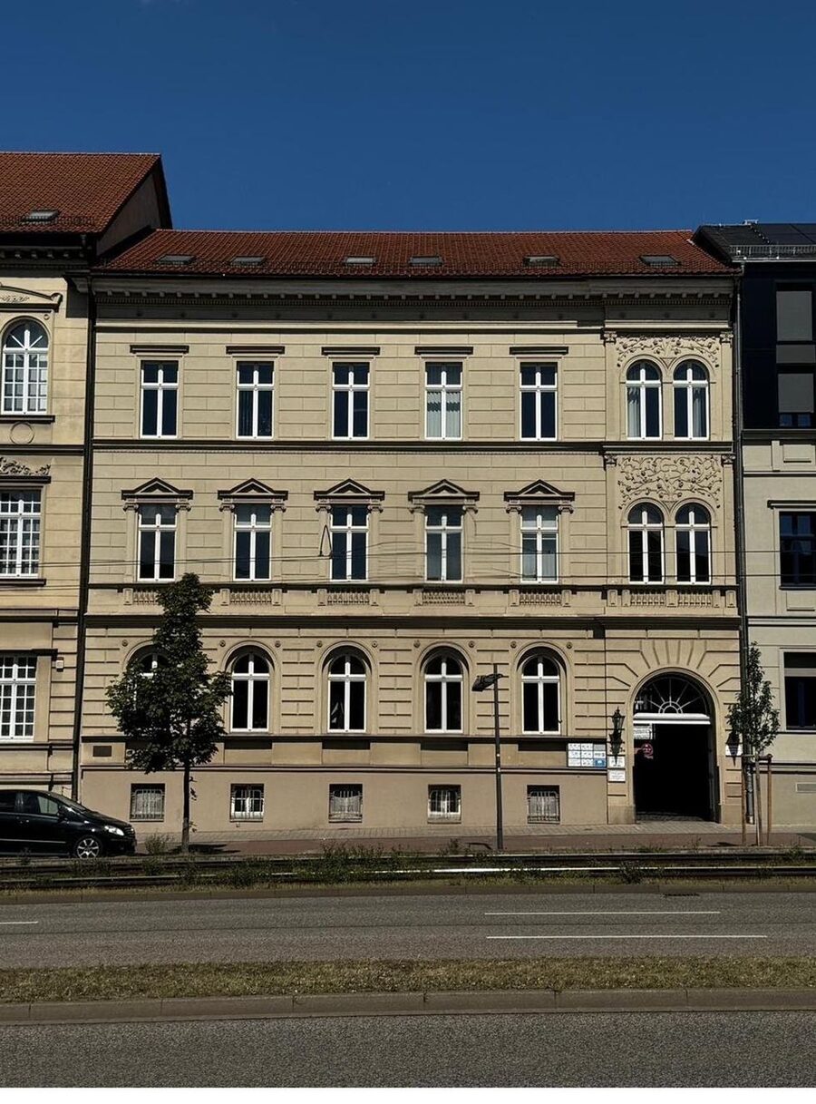 Historische Sandsteinfassade der Franckestraße 3 in Halle mit Torbogen-Durchgang
