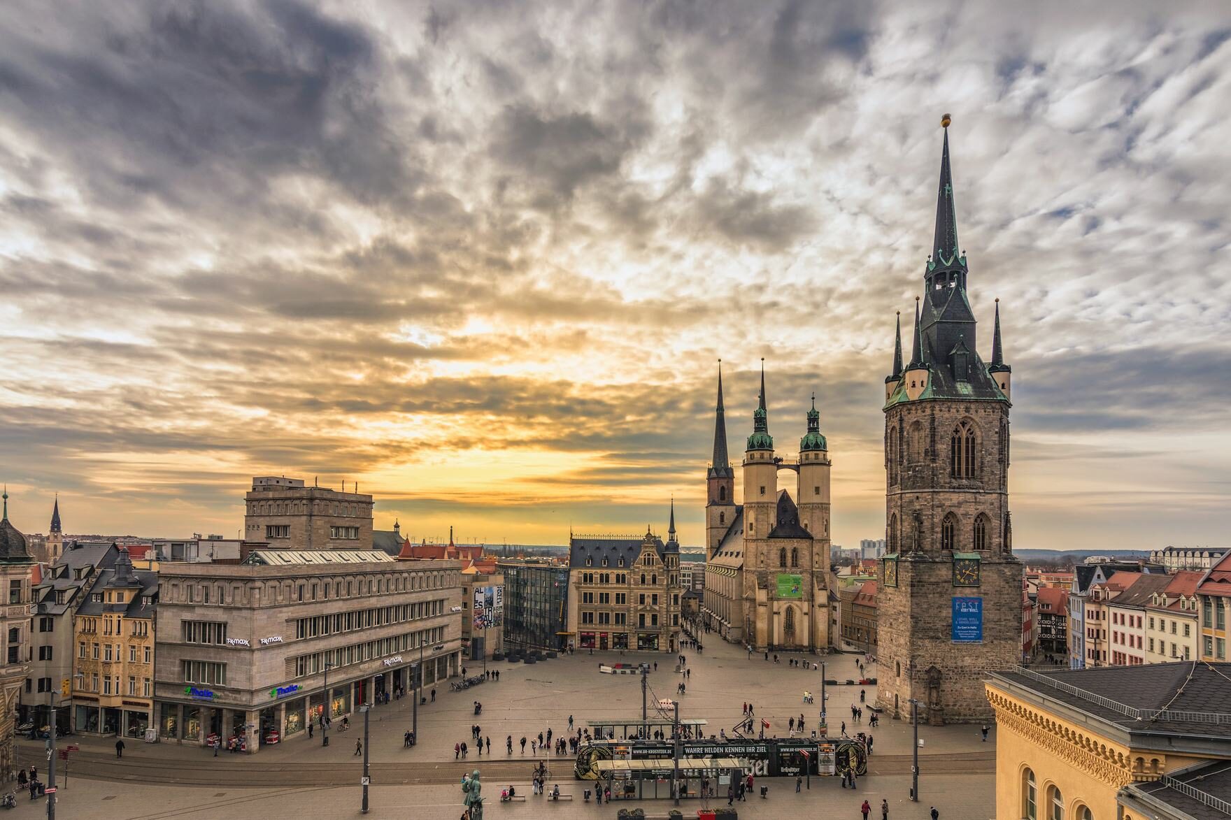 Marktplatz Halle (Saale) mit Rotem Turm und Marktkirche bei Sonnenuntergang